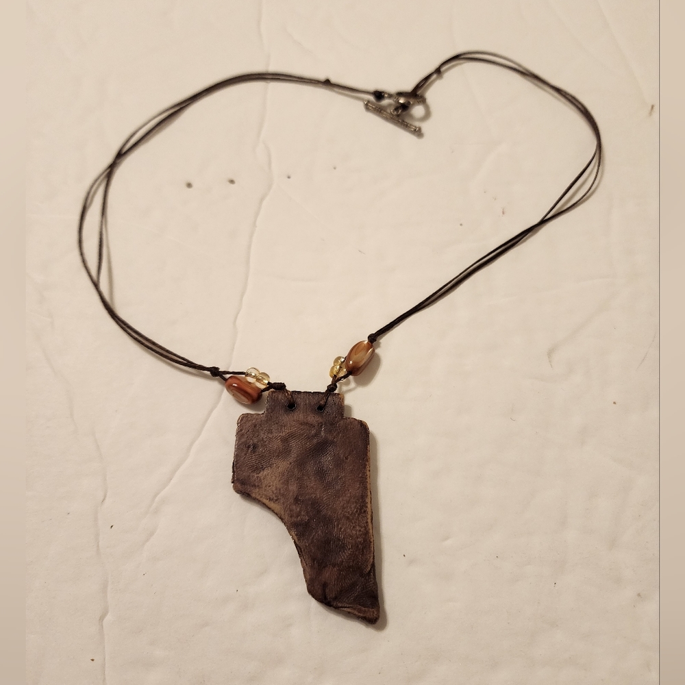 Treska Tortoiseshell Simple Amulet Necklace - Picture 3 of 4